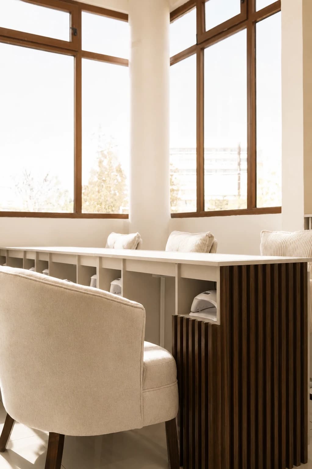 Interior minimalista del salón con paredes beige y detalles de madera