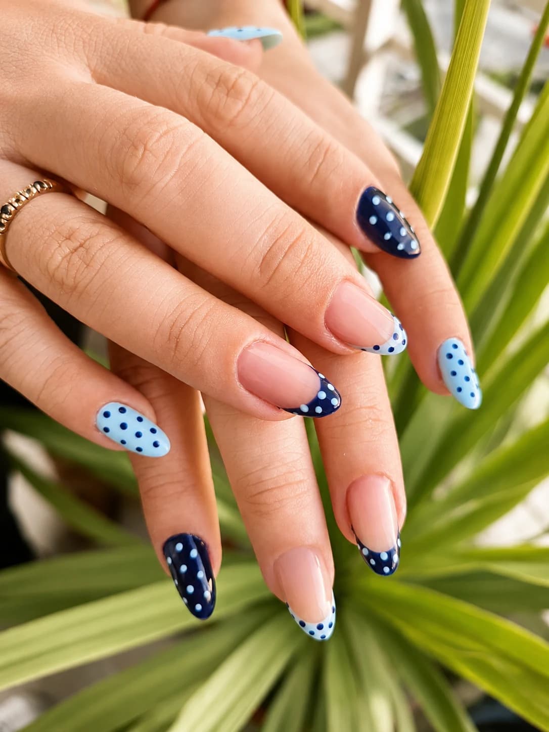 Manicura minimalista en tono nude sobre lino natural